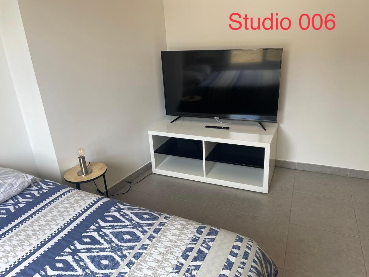 Studio A 300 M De La Gare De Mantes-La-Jolie Exterior photo
